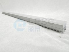 為什么線條燈硅膠燈罩?jǐn)D出時(shí)要噴油？
